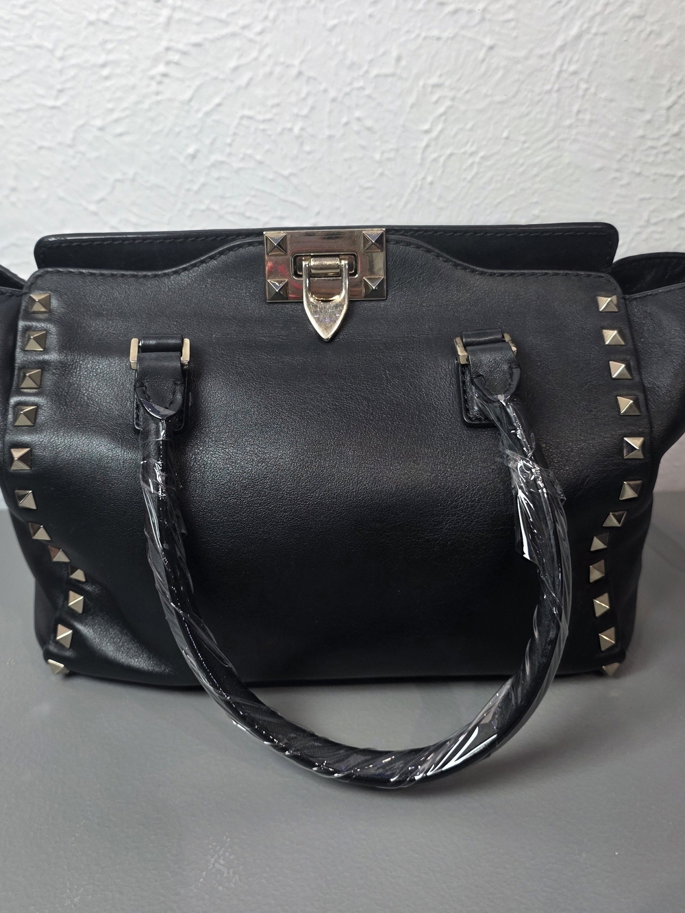 Pre-own Valentino Garavani Rockstud Medium Leather Tote in Black